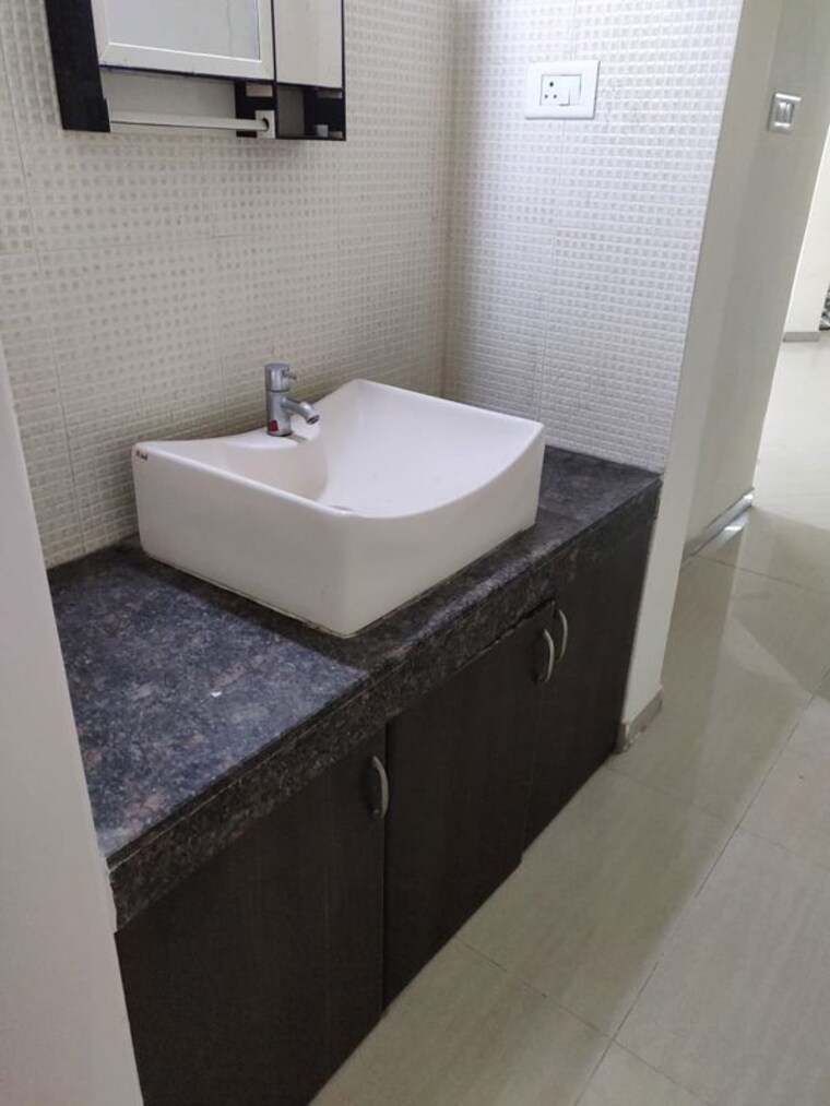 Bathroom, gayatri-bravuria-apartment 2 Bedroom 1000 Sq.Ft. Apartment In Balewadi Pune 10429820