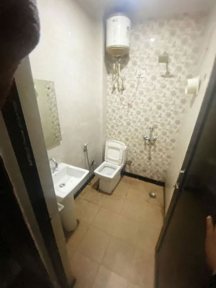 Bathroom, dlf city phase 3 1 RK 300 Sq.Ft. Builder Floor In Dlf City Phase 3 Gurgaon 10429863