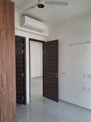 Room in 2.5 BHK Apartment at Smart World Orchard, Sector 61 – for Rent