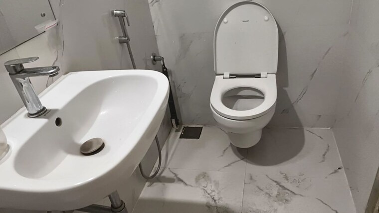 Bathroom, devi-savitri-apartments 2 Bedroom 1200 Sq.Ft. Apartment In Law College Road Pune 10429898