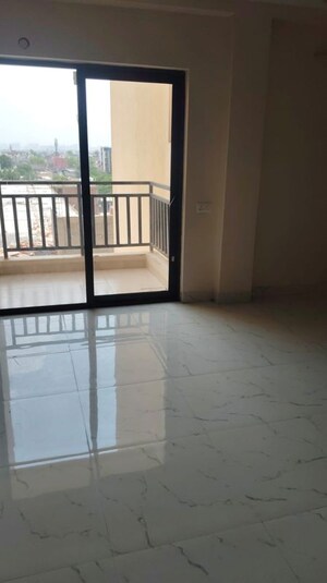 Room in 2 BHK Apartment at The Golden Gate, Mahurali – for Rent