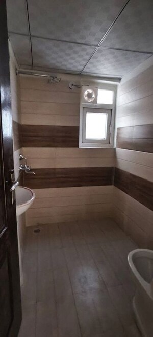 Room in 2.5 BHK Apartment at Gaur City 2 - 12th Avenue, Sector 16c Greater Noida – for Rent
