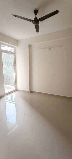 Room in 2.5 BHK Apartment at Gaur City 2 - 12th Avenue, Sector 16c Greater Noida – for Rent