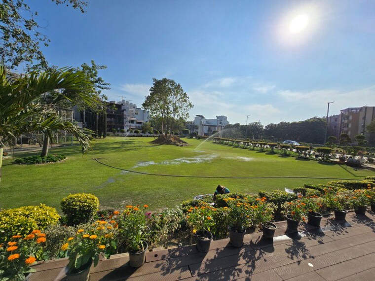 Garden, landcraft-golf-links 3 Bedroom 1315 Sq.Ft. Apartment In Pandav Nagar Ghaziabad 9001504