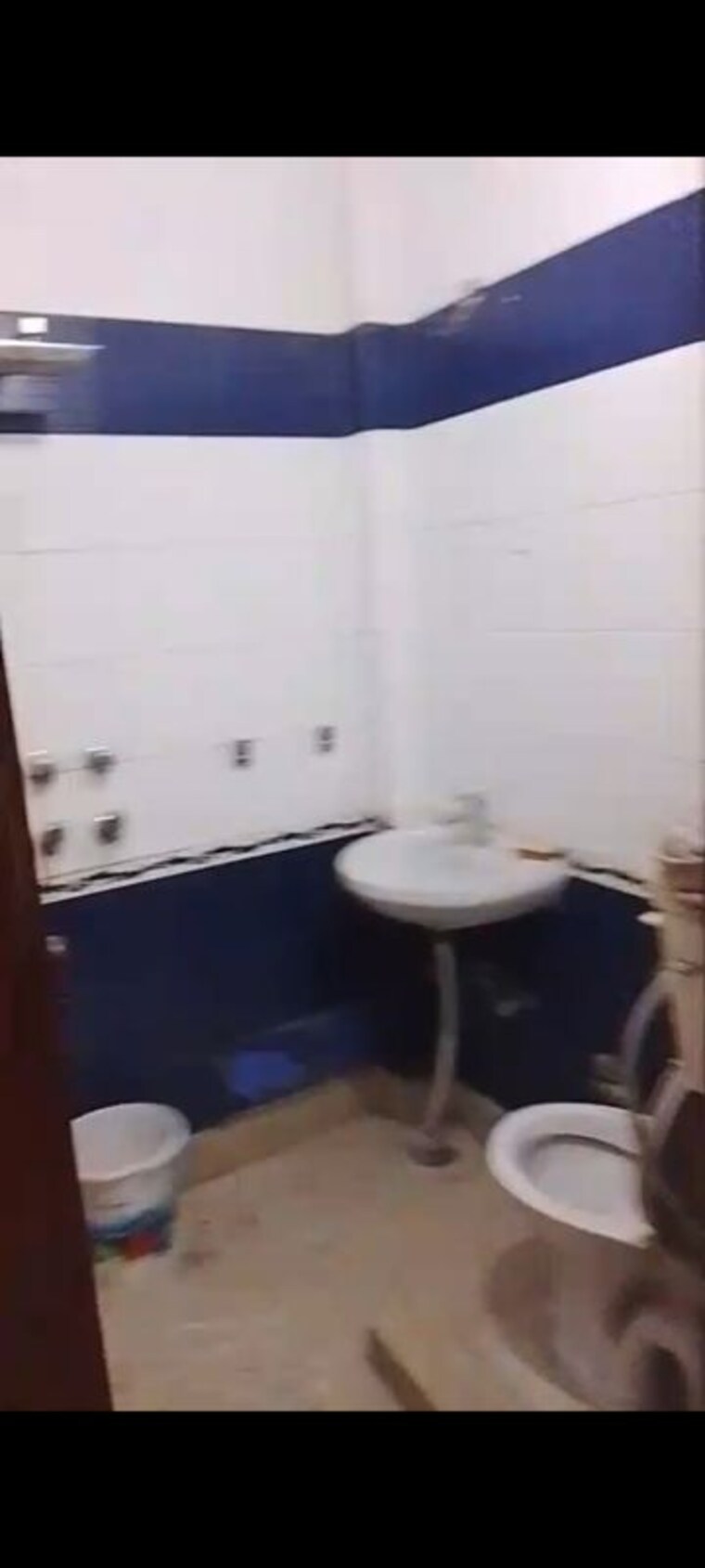 Bathroom, prashant vihar 2 Bedroom 75 Sq.Mt. Builder Floor In Prashant Vihar Delhi 10430028