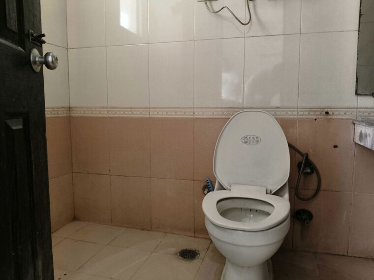 Bathroom, supertech-emerald-court 3.5 Bedroom 2290 Sq.Ft. Apartment In Sector 93a Noida 10429448