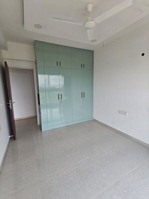 Room in 4 BHK Apartment at Seawoods – for Rent