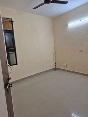 Room in 2.5 BHK Builder Floor at Mayur Vihar – for Rent