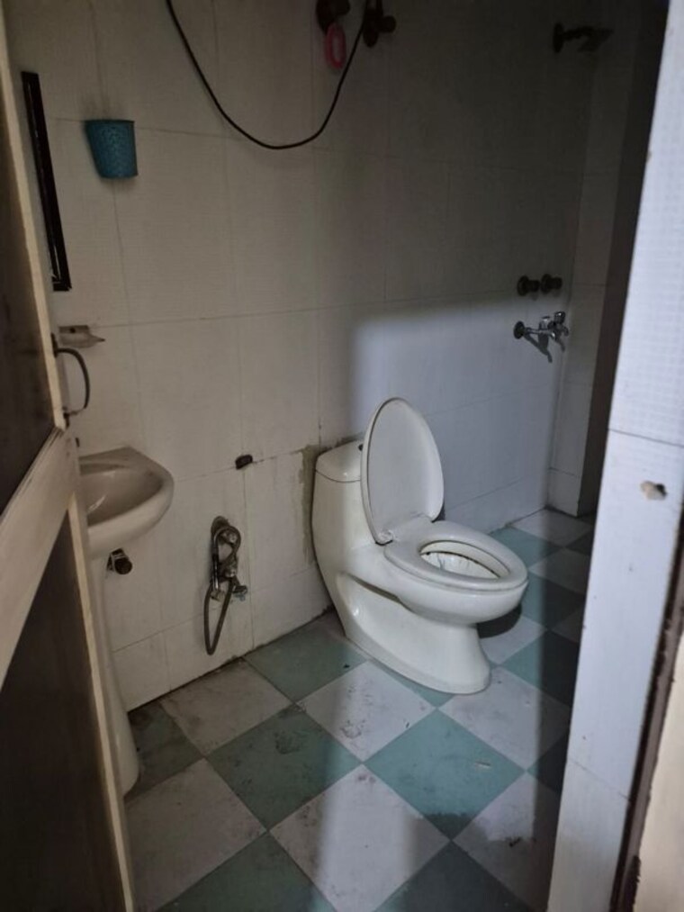 Bathroom, mayur vihar 2.5 Bedroom 850 Sq.Ft. Builder Floor In Mayur Vihar Delhi 10430127