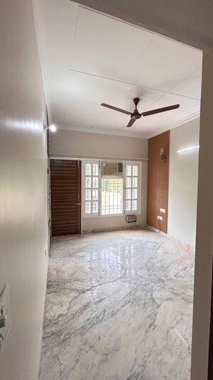 Room in 3 BHK Builder Floor at Sector 18 – for Rent