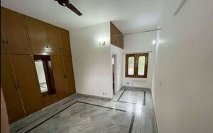 Room in 3 BHK Builder Floor at Sector 18 – for Rent