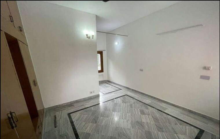 Room, sector 18 3 Bedroom 4500 Sq.Ft. Builder Floor In Sector 18 Chandigarh 10430154