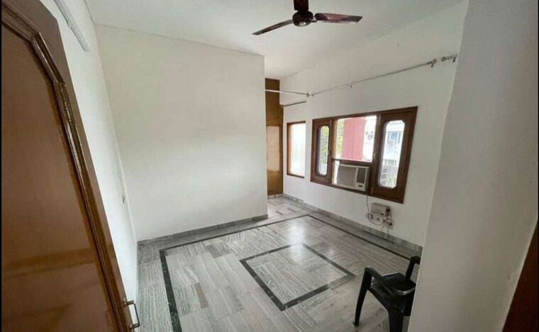 Room, sector 18 3 Bedroom 4500 Sq.Ft. Builder Floor In Sector 18 Chandigarh 10430154