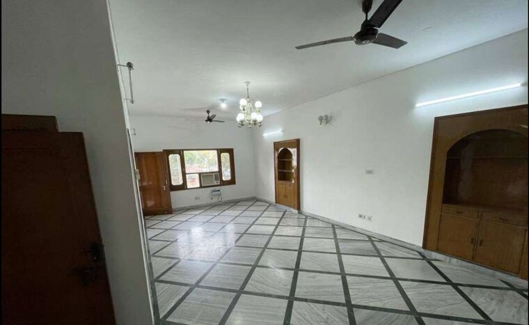 Room, sector 18 3 Bedroom 4500 Sq.Ft. Builder Floor In Sector 18 Chandigarh 10430154