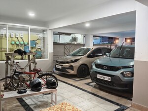 Parking in 6 BHK Builder Floor at New Alipore – for Sale
