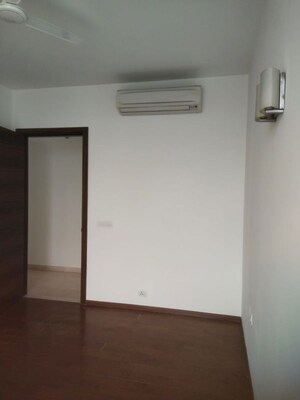 Room in 2.5 BHK Apartment at Emaar Emerald Estate, Sector 65 – for Rent