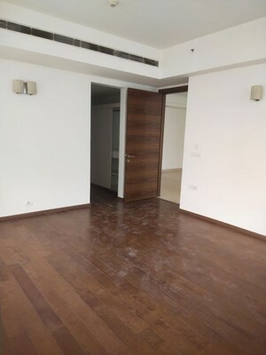 Room in 3.5 BHK Apartment at Emaar Emerald Estate, Sector 65 – for Rent