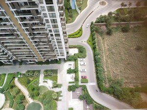Dining Room in 3.5 BHK Apartment at Emaar Emerald Estate, Sector 65 – for Rent