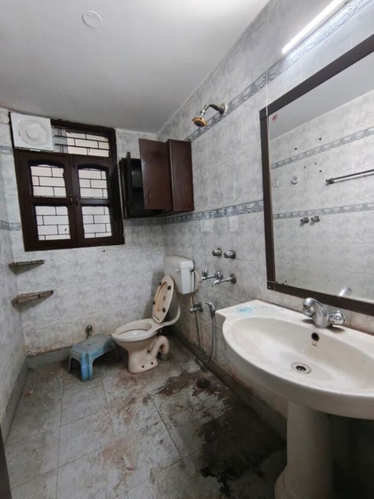 Bathroom, auto market 3 Bedroom 2550 Sq.Ft. Builder Floor In Auto Market Gurgaon 10427629