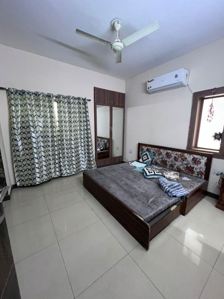 Bedroom, auto market 3 Bedroom 2550 Sq.Ft. Builder Floor In Auto Market Gurgaon 10427629