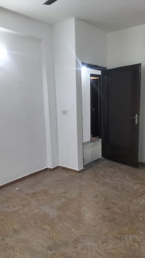 Room in 3 BHK Builder Floor at BPTP Park 81, Sector 81 – for Rent