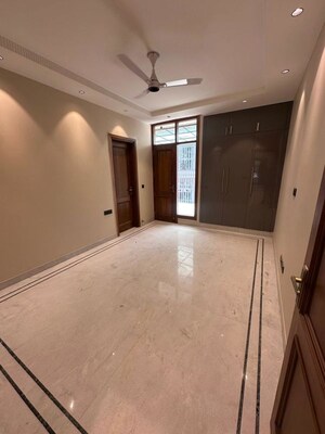 Room in 3 BHK Builder Floor at Sarvodaya Enclave – for Rent
