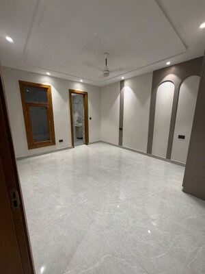 Room in 4 BHK Builder Floor at Green Fields Colony – for Sale
