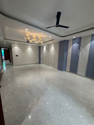Room in 4 BHK Builder Floor at Green Fields Colony – for Sale
