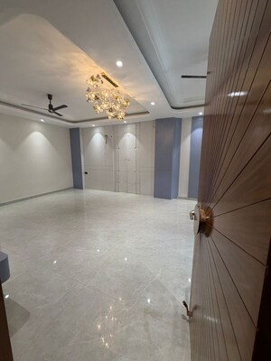 Room in 4 BHK Builder Floor at Green Fields Colony – for Sale
