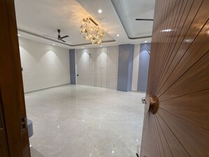 Room in 4 BHK Builder Floor at Green Fields Colony – for Sale