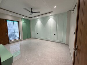 Room in 4 BHK Builder Floor at Green Fields Colony – for Sale