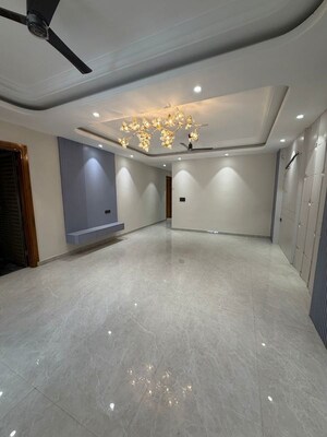 Room in 4 BHK Builder Floor at Green Fields Colony – for Sale