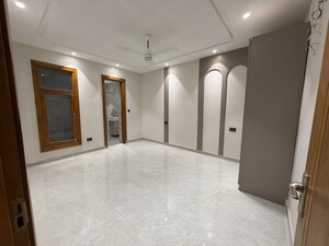 Room in 4 BHK Builder Floor at Green Fields Colony – for Sale