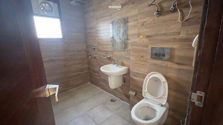 Bathroom, green fields colony 4 Bedroom 3250 Sq.Ft. Builder Floor In Green Fields Colony Faridabad 10430413