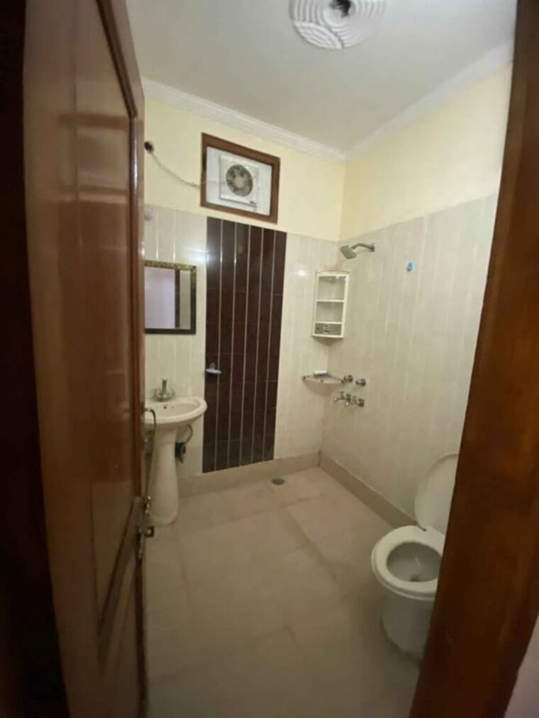 Bathroom, malviya nagar 2 Bedroom 75 Sq.Yd. Builder Floor In Malviya Nagar Delhi 10430553