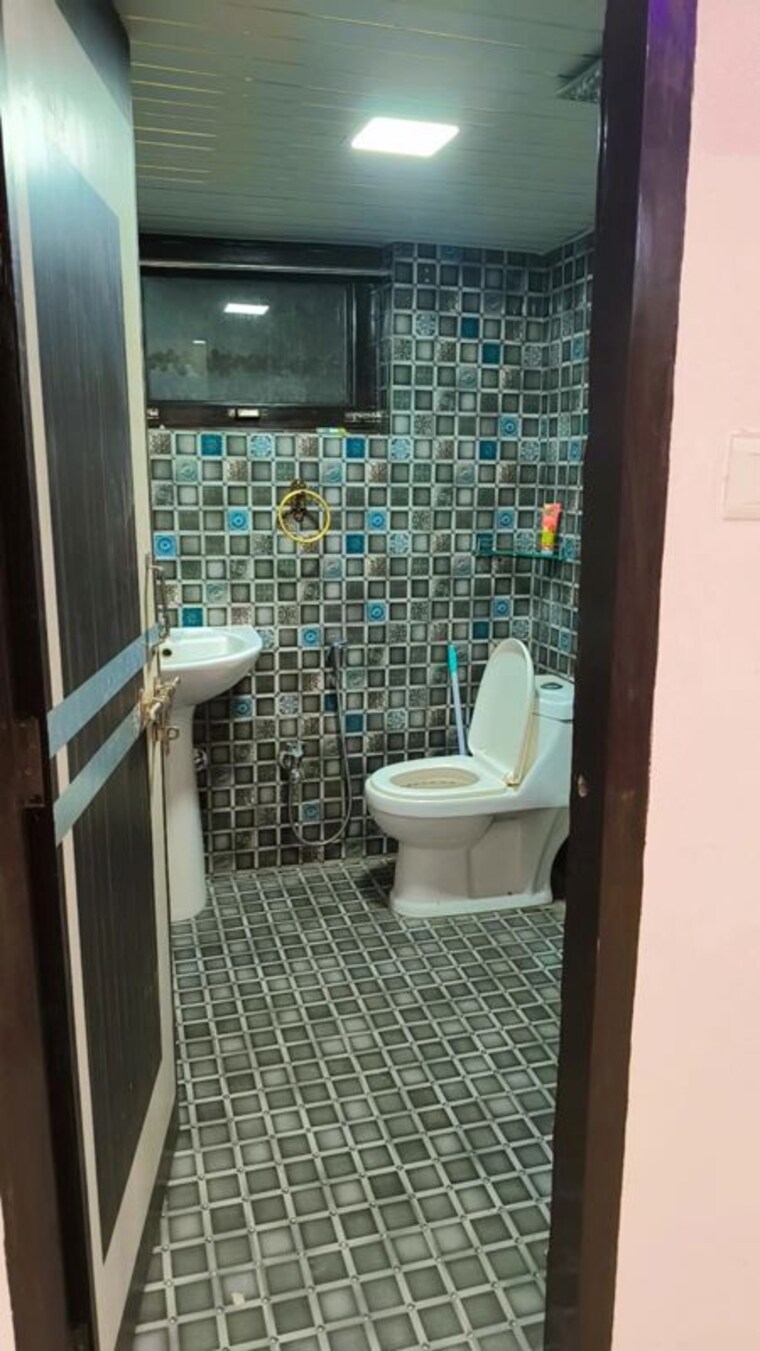 Bathroom, gomti nagar 6+ Bedroom 3200 Sq.Ft. Independent House In Gomti Nagar Lucknow 10430603