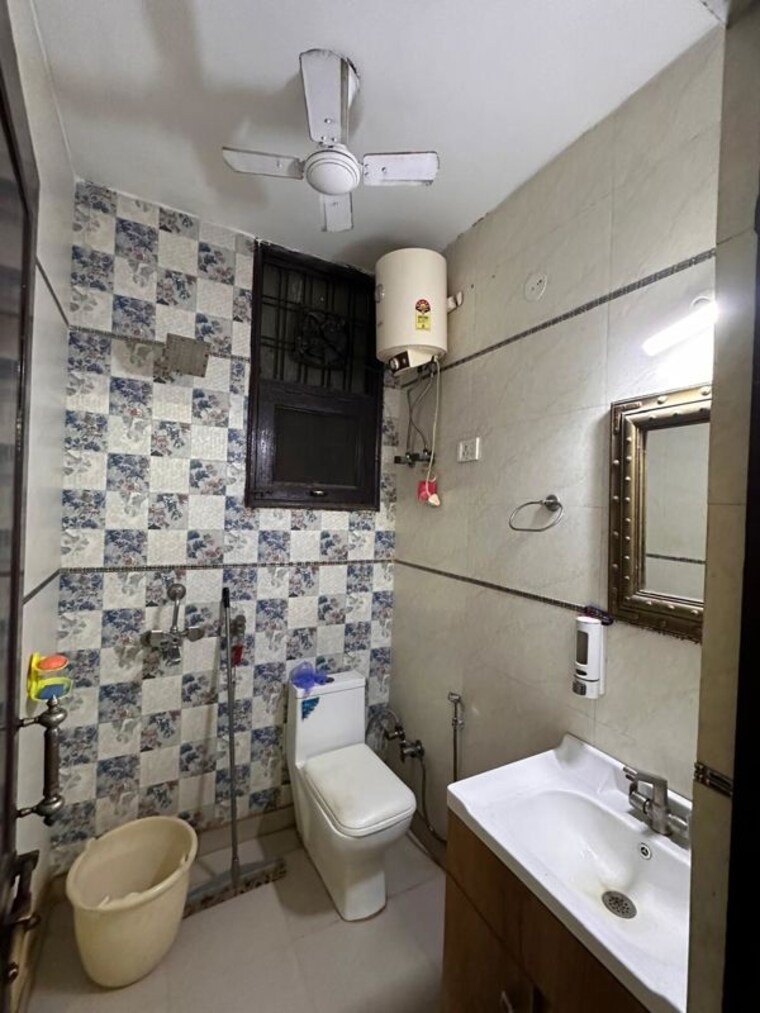 Bathroom, green fields colony 3 Bedroom 1608 Sq.Ft. Builder Floor In Green Fields Colony Faridabad 10430660