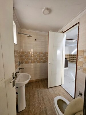 Bathroom in 4 BHK Builder Floor at Green Fields Colony – for Rent