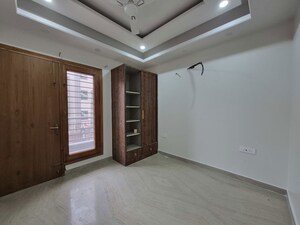 Room in 6 BHK Builder Floor at Sushant Lok I – for Rent