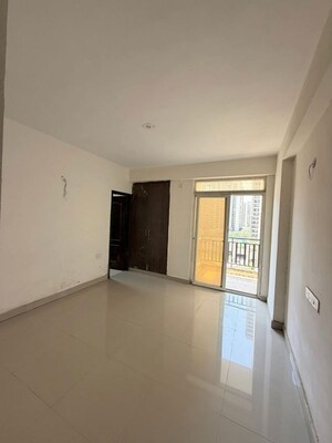 Room in 3 BHK Apartment at Nirala Greenshire, Sector 2 Greater Noida – for Rent