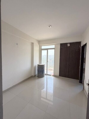 Room in 3 BHK Apartment at Nirala Greenshire, Sector 2 Greater Noida – for Rent