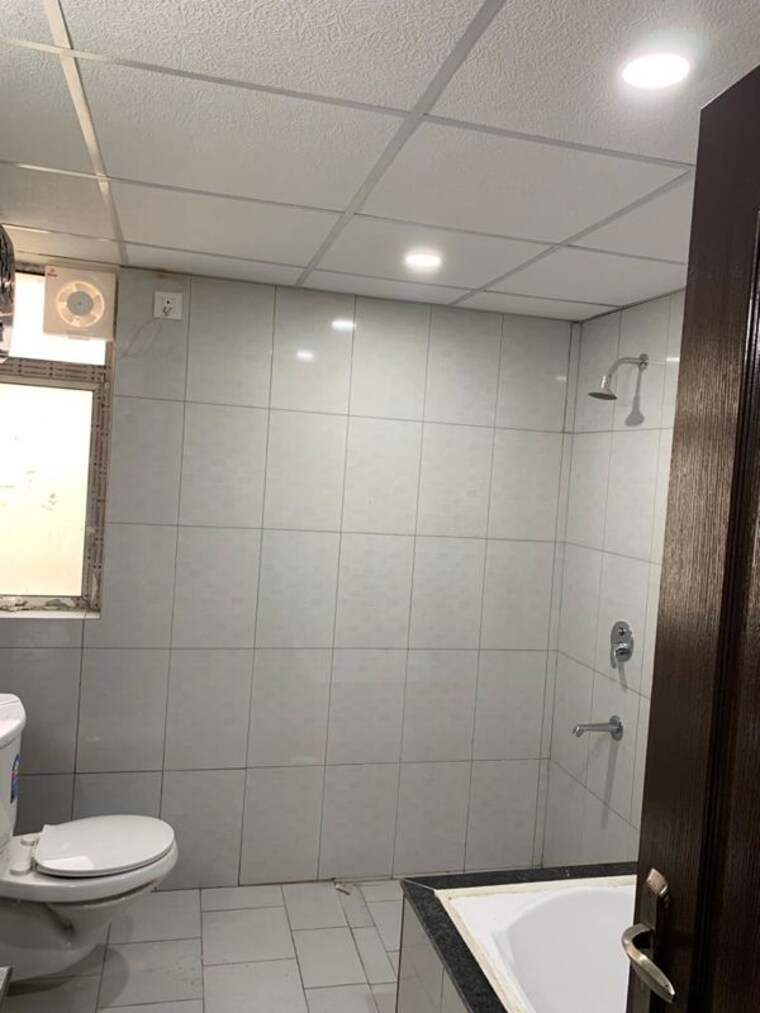 Bathroom, wave-amore 3.5 Bedroom 2160 Sq.Ft. Apartment In Sector 32 Noida 10430776