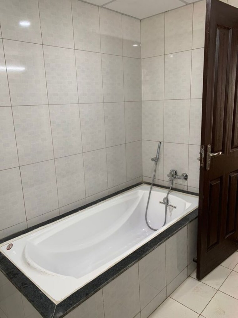 Bathroom, wave-amore 3.5 Bedroom 2160 Sq.Ft. Apartment In Sector 32 Noida 10430776