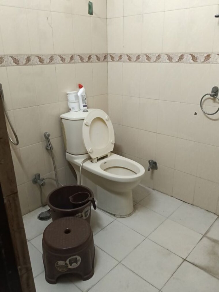 Bathroom, sector 23 2.5 Bedroom 1200 Sq.Ft. Villa In Sector 23 Gurgaon 10430773