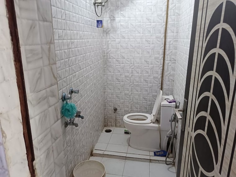 Bathroom, lajpat nagar i 1 Bedroom 450 Sq.Ft. Builder Floor In Lajpat Nagar I Delhi 10430871