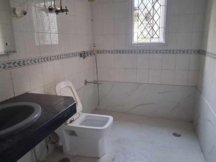 Bathroom, greater kailash i 3 Bedroom 2700 Sq.Ft. Builder Floor In Greater Kailash I Delhi 10430937
