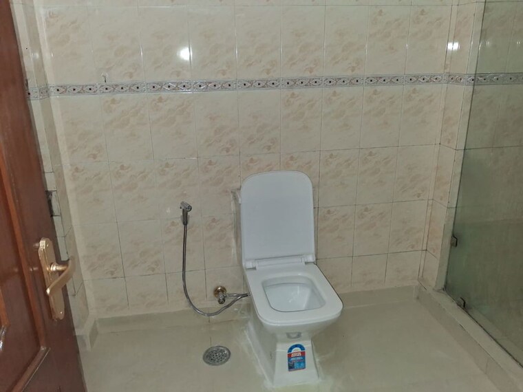 Bathroom, greater kailash i 3 Bedroom 2700 Sq.Ft. Builder Floor In Greater Kailash I Delhi 10430937