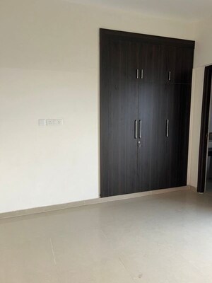 Room in 2 BHK Apartment at Nirala Greenshire, Sector 2 Greater Noida – for Rent