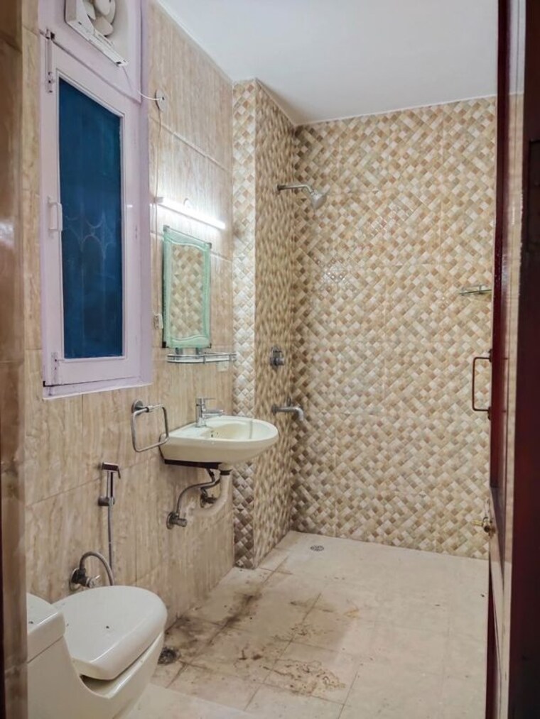 Bathroom, east of kailash 2 Bedroom 1200 Sq.Ft. Builder Floor In East Of Kailash Delhi 10430955