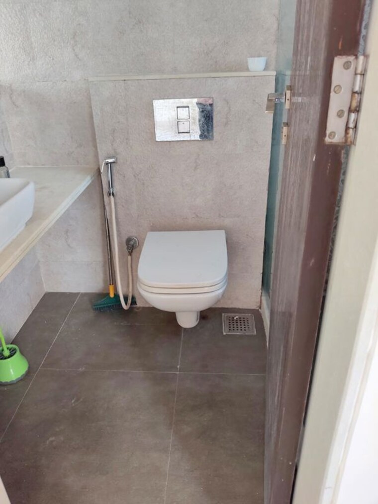 Bathroom, eskay-itus-apartment 2 Bedroom 1000 Sq.Ft. Apartment In Andheri West Mumbai 10430989